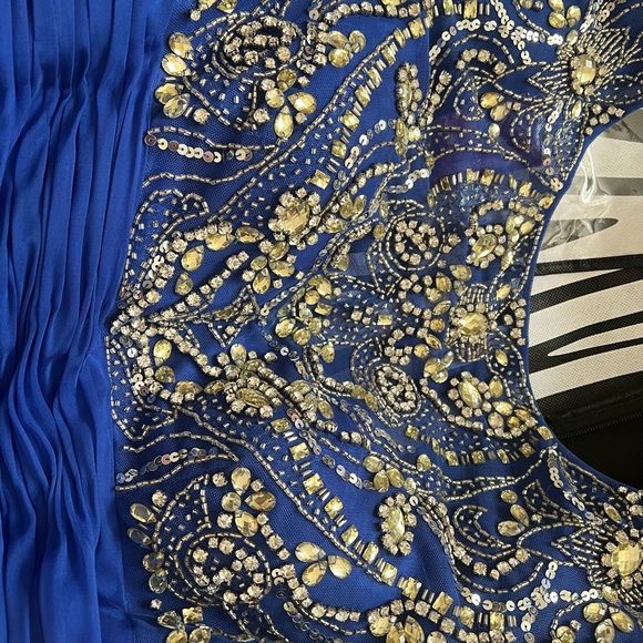 Stunning Mac Duggal gown! - Picture 5 of 6